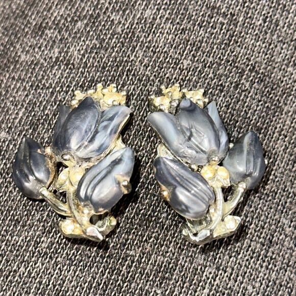 Vintage 60s gray thermoset & rhinestones tulip shaped clip on earrings - Picture 1 of 4